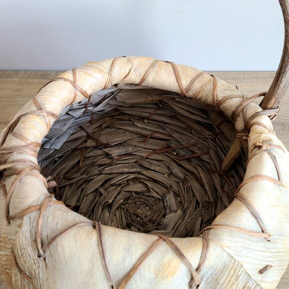Vintage handmade natural palm husk fiber basket. Rustic beachy home decor. - Picture 4 of 9